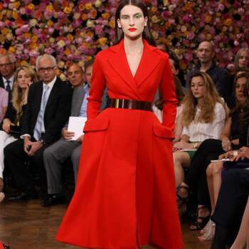 El rojo es uno de los colores de la temporada y Dior lo ha incluido en su colección con este modelo muy años 50. Foto: Dior Facebook.