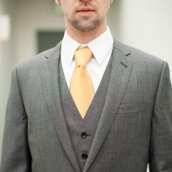 Novio clásico con chaqué gris y corbata color crema. Foto: Yan Photo