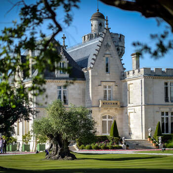 Photo : Château Pape Clément - Situé en Gironde, ce château est l'un des plus anciens Grands Crus de Bordeaux. Si vous vous considérez comme étant de vrais amoureux du vin et de la bonne gastronomie, il se pourrait bien que vous ayez trouvé en lui votre perle rare.