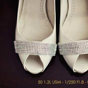 Chaussures peep-toe blanches avec son rectangle argenté prises par attitudefotografia.