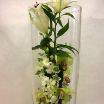 Centre de table Luxueuse pour mariage d'orchidées et de fleurs exotiques dans un vase en verre de + de 60 cm - Crédit photo: Atelier Floral