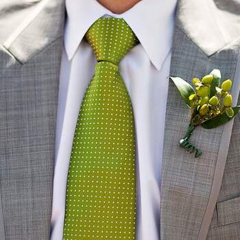 Corbata tornasolada en color verde, a juego con el detalle de la solapa. Foto: Sarah Postma Photography