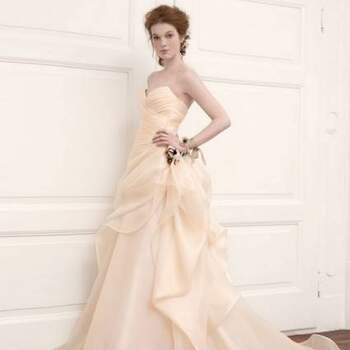 Muitas noivas têm optado por fugir do tradicional vestido branco e apostado em cores como rosa. Por isto, veja esta coleção 2013 de vestidos na cor de Aimèe Montenapoleone e inspire-se para o seu look. 