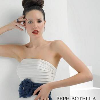 A campanha publicitária Pepe Botella Novias 2013 desvenda o melhor da colecção de vestidos de noiva da responsabilidade de Lucía Botella, que aposta em noivas sofisticadas e sensuais.