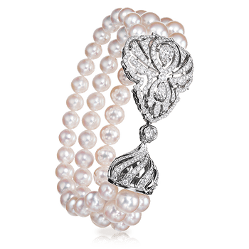 Brazalete con tres filas de perlas y cierre de diamantes. Foto: Fabergé