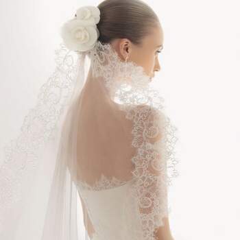 O véu é um dos complementos mais importantes do look de toda noiva. E, assim como o vestido, deve ser lindo e impecável. Por isto, inspire-se nestes modelos da Rosa Clará.

<a href="http://zankyou.9nl.de/ijc8" target="_blank">Descubra a nova colecção 2015 de Rosa Clará</a>
