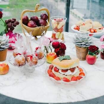 Buffet de dulces, con manzanas caramelizadas, y tarta con nata y fresas. Foto: Rock 'N Roll Bride