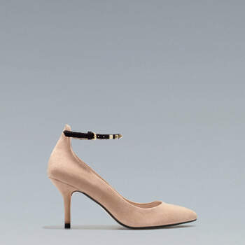 Una mirada a la colección Zara Otoño-Invierno 2012-2013 de calzado para invitadas.
Fotos de Zara