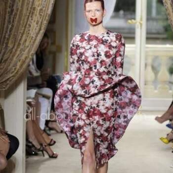 Convidadas modernas e ousadas vão adorar esta coleção de vestidos Giambattista Valli 2013.