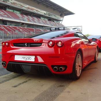 Conducir un Ferrari por un circuito de carreras será el regalo perfecto para unos novios amantes de la velocidad. Foto: <a href="https://www.zankyou.es/f/zonaregalocom-23780" target="_blank">Zonaregalo.com</a>