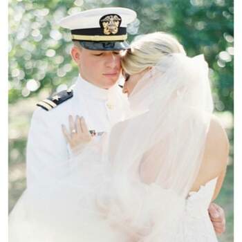 Este uniforme de capitán dará vida a la temática de la boda. Foto: Jessica Lorren