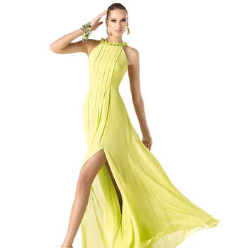 Los colores alegres también tienen un hueco en la colección, como este vestido en amarillo con apertura lateral.