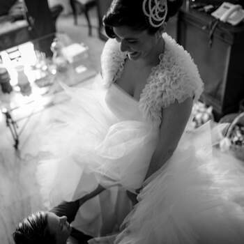 Ponerse un vestido de novia no es tan fácil como parece. No dudes en dejarte ayudar por varias personas. Foto: Nano Gallego.