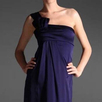 Sempre surpreendendo e encantando, a famosa marca italiana Giorgio Armani nos mostra sua coleção 2012/2013 de vestidos para convidadas. Elegantes e estilosos, são perfeitos para mulheres que querem estar lindas. Veja os modelos!