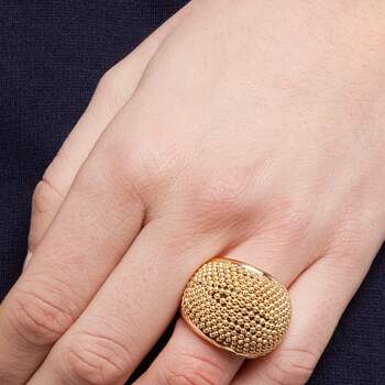 Con este anillo de mini esferas disponible en dorado y plata tus manos lucirán perfectas para cualquier evento. Foto: Mango.