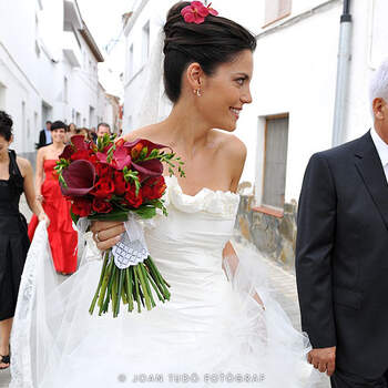 Una simple flor en el pelo y el ramo de rosas rojas y tu boda se teñirá de color sin perder la elegancia. Foto: Joan Tudó 