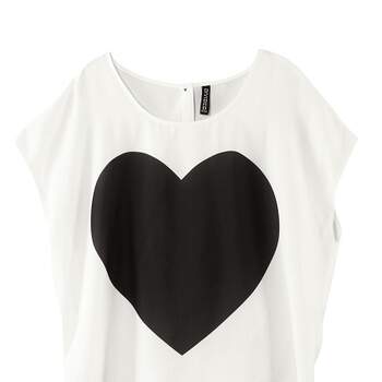 Camiseta en contraste con un gran corazón. Foto: H&amp;M.