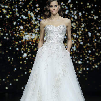 Pronovias. Credits: Barcelona Bridal Fashion Week