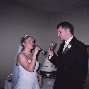 Savourer une coupe de champagne le jour de son mariage au côté de son amoureux, il n'y a rien de tel ! Photot : Mcclouds