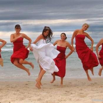Bosa en la playa, con las damas de honor vestidas de rojo. Foto: The Beauty Bridal