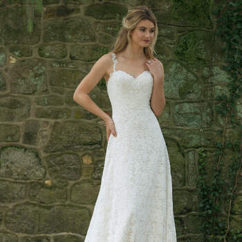 Modelo 44063, vestido de novia de corte recto con tirantes finos y escote corazón