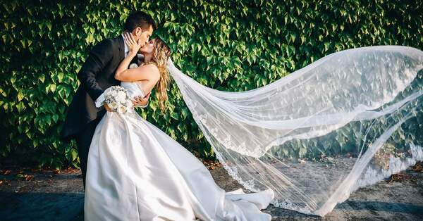 Vestido de novia con cola desmontable