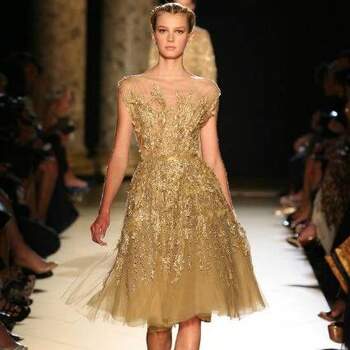 Este vestido en dorado y lleno de detalles de pedrería te harán brillar con luz propia. Foto: Elie Saab
