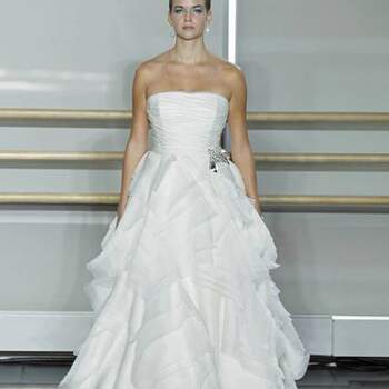 Rivini nos mostra a linda coleção Outono 2013 com os mais diversos modelos, para noivas de todos os estilos! Inspire-se pata encontrar seu vestido de noiva perfeito.