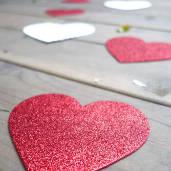 Camino de corazones glitter rojos y blancos. Credits: Kevin Chin