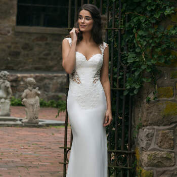 Modelo 44051, vestido de novia con tirante ancho, escote corazón y aberturas laterales en la cintura del vestido