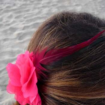 En la foto, te presentamos un  original tocado en rosa para ponerle color a tu peinado. Foto. Nuez Moscada