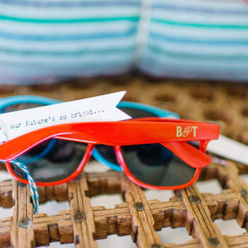 Para gafas de sol en bodas marineras los tonos predilectos serán rojo, azul y blanco. Foto: Jillian Mitchell Photography