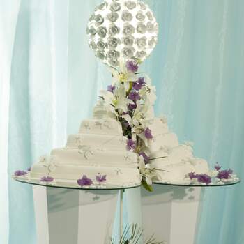 Tarta nupcial de diseño presentada en forma de pirámide de 5 pisos y decorada con flores y perlas grises