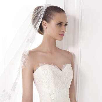 <a href="http://zankyou.9nl.de/zyii">Click here for an appointment at Pronovias and view their new 2015 collection.</a> 