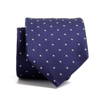 Discreta corbata de seda azul con guiones diagonales en blanco. Foto: SOLOiO.