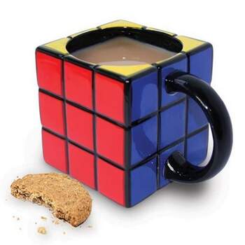 Los invitados más frikis y cafeteros seguro que se quedan sorprendidos con esta original taza que imita al cubo de Rubik.  Foto: <a href="https://www.zankyou.es/f/quiero-regalarte-23021" target="_blank">Quiero Regalarte</a>