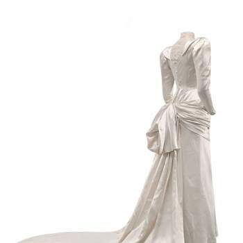 Vestido de novia en satén de color marfil. Fue el traje de novia de doña Rosario de Aranguren y Palacio en 1945, condesa de Monterrón. Foto: Museo Balenciaga.