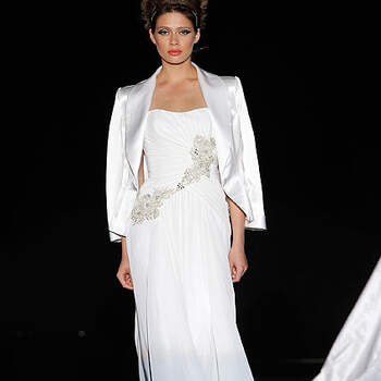 Vestido de novia estilo noche, con pedrería y chaqueta a juego, de Pepe Botella 2013. Foto: IFEMA