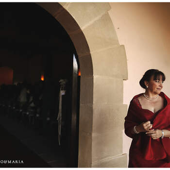A veces, el toque de rojo lo ponen las madrinas o las damas de honor. Foto: Roberto y María