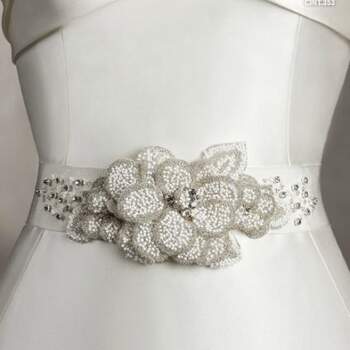 Las novias clásicas pueden optar por este cinturón con forma de flores. Foto: San Patrick.
