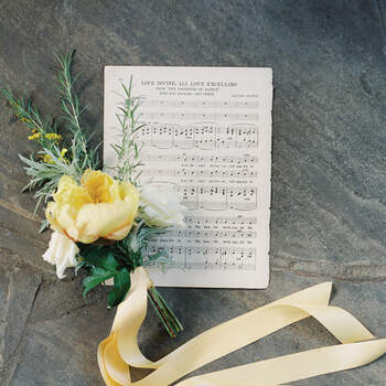 Partitura que se puede entregar a los invitados para cantar una canción determinada.