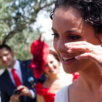 Bella imagen de una novia secándose las lágrimas. Foto: Laurent, fotógrafo de emociones.
