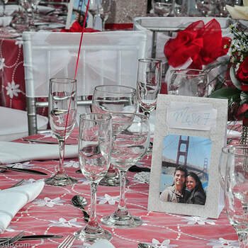 Los adornos de las mesas y la manteleria son algunos de los elementos más socorridos para teñir de rojo tu boda. Foto: Alvaro Delgado.