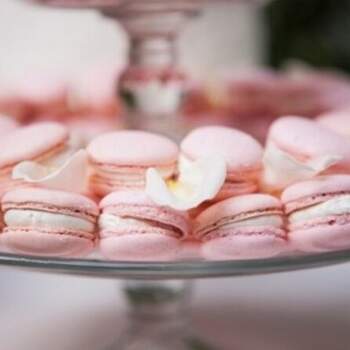 Arma una mesa con macarons en color rosa pastel - Foto Heather Bayles Photography