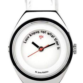 Szczęśliwi czasu nie liczą. Zgodnie z tą zasadą, możesz podarować ukochanej osobie zegarek bez godzin, lecz z napisem "Miłość nie zna czasu". Taki upominek będzie doskonałym wyborem dla/od spóźnialskiego partnera. Fot. watchismo.com