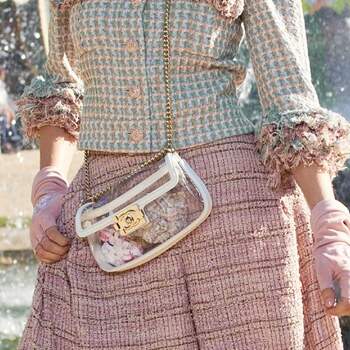Los bolsos 'mini' transparentes se llevan a modo de bandolera. Foto: Chanel. 