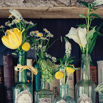 Botellas de cristal con flores para decorar. 