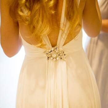 Se o vestido da noiva é importante, os acessórios são igualmente especiais e complementam o look mais importante do dia. Veja estas inspirações de colares e faixas de Desla Couture.