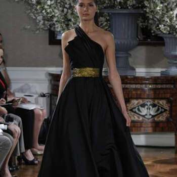 Precioso vestido negro de la nueva colección nupcial de Romona Keveza. Foto: Romona Keveza