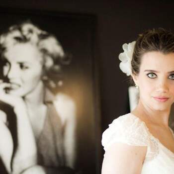 Penteado para noiva com cabelo preso com flores | Credits: divulgação